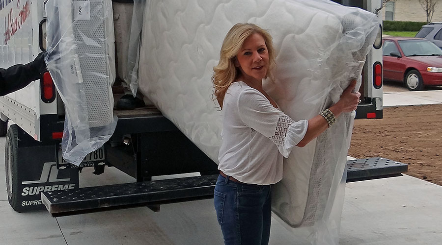 The Spirit 105.9’s own Donna Cruz helps Factory Mattress with their donation to the Texas Baptist Children’s Home.
